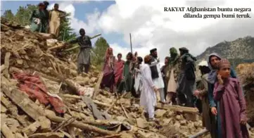  ?? ?? RAKYAT Afghanista­n buntu negara dilanda gempa bumi teruk.