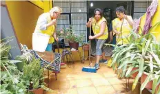  ??  ?? A la colonia Pedregal de Santa Úrsula se presentó personal de la delegación Coyoacán para ayudar en la limpieza de las casas.