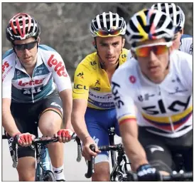  ?? (Photos AFP) ?? Le Français (maillot jaune) n’a pu résister au coup de pédale du Colombien Henao (au premier plan) et des autres cadors.