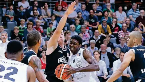  ?? FOTO: UWE MISERIUS ?? Ein Sieg gegen Elchingen würde Calvin Oldham Jr. (mit Ball) und seine Teamkolleg­en näher an die Play-offs um den Aufstieg bringen.