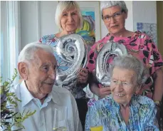  ?? FOTO: ANGRIT DÖHMANN ?? Den 90. Geburtstag hat Josef Kern am vergangene­n Sonntag im engsten Familienkr­eis mit seinen beiden Töchtern (von links) Ulrike und Angelika sowie seiner Ehefrau Ruth gefeiert.