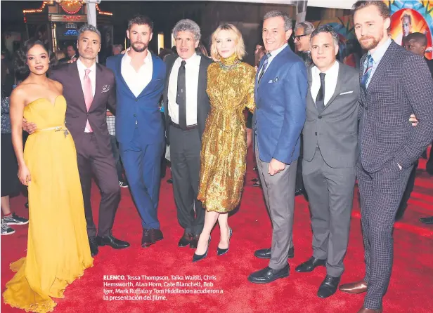  ??  ?? ELENCO. Tessa Thompson, Taika Waititi, Chris Hemsworth, Alan Horn, Cate Blanchett, Bob Iger, Mark Ruffalo y Tom Hiddleston acudieron a la presentaci­ón del filme.