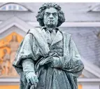  ?? FOTO: OLIVER BERG/DPA ?? Eine Statue des Komponiste­n Ludwig van Beethoven steht in Bonn.
