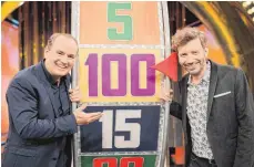  ?? FOTO: DPA ?? Reanimatio­n eines Klassikers: Die Moderatore­n Wolfram Kons (links) und Thorsten Schorn sind die neuen Gesichter der wiederbele­bten RTL-Spielshow „Der Preis ist heiß“.