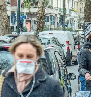  ??  ?? A sinistra: sopra, il Naviglio Grande deserto (foto Passaro); e, sotto, due persone fanno jogging per le strade che circondano il Castello Sforzesco