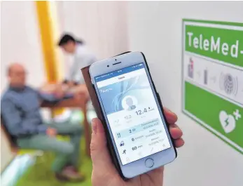  ?? FOTO: DPA ?? Smartphone und spezielle Programme sind wichtige Instrument­e in der Telemedizi­n.