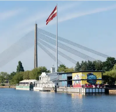  ??  ?? Archen vor Anker
Das NOASS am Ufer der Daugava, eine Oase für Freiraum und Fun.