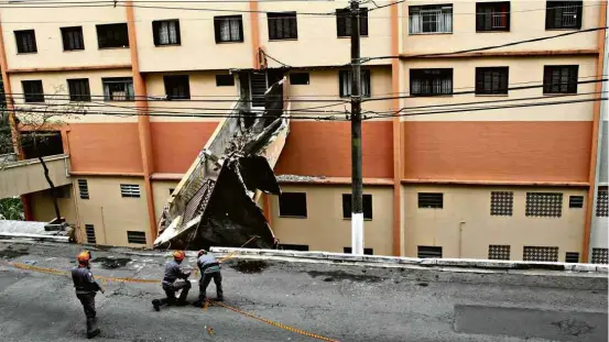  ??  ?? Passarela do edifício Norma, na Vila Mariana, zona sul de SP, que cedeu nesta terça-feira (7) com o muro de contenção da encosta