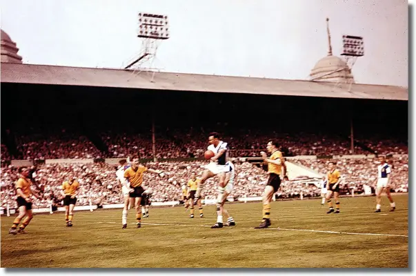  ??  ?? FA Cup final, 1960: Wolves Wolverhamp­ton Wanderers v Blackburn Rovers at Wembley. (© Mirrorpix)