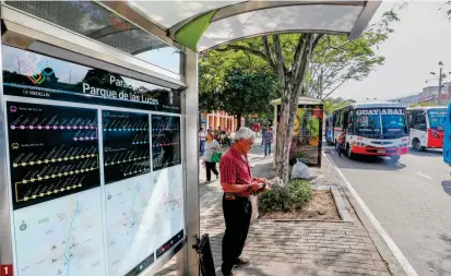  ?? FOTOS ROBINSON SÁENZ ?? 1. Así lucen los paraderos inteligent­es de buses en la avenida San Juan. 2. Usuarios esperan los vehículos en sitios prohibidos.