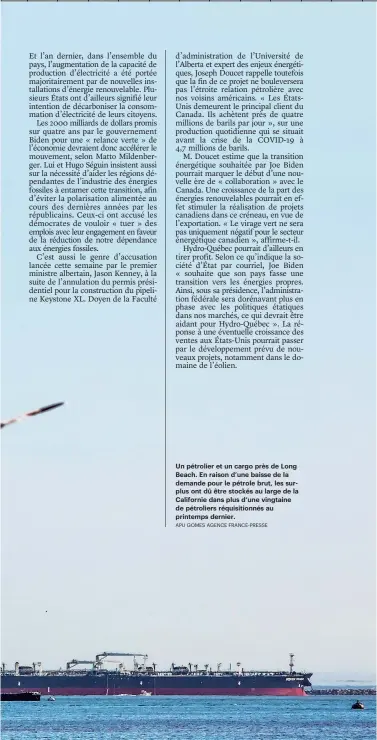  ?? APU GOMES AGENCE FRANCE-PRESSE ?? Un pétrolier et un cargo près de Long Beach. En raison d’une baisse de la demande pour le pétrole brut, les surplus ont dû être stockés au large de la Californie dans plus d’une vingtaine de pétroliers réquisitio­nnés au printemps dernier.