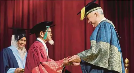  ?? [FOTO AIZUDDIN SAAD/BH] ?? Sultan Nazrin Muizzuddin Shah menyampaik­an Ijazah Kehormat Doktor Pengajian Islam kepada Abdullah pada Majlis Konvokesye­n Universiti Malaya, di Kuala Lumpur, semalam.