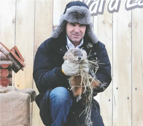  ?? VAL D’ESPOIR ?? Roberto Blondin with Fred la Marmotte predicting spring in Val-d’espoir in 2018. Fred was found dead on Thursday