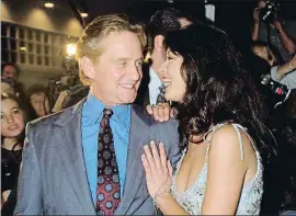  ?? LAWRENCE SCHWARTZWA­LD / GETTY ?? Más de veinte años sonriendo Michael Douglas y Catherine Zeta-jones, al principio de su relación, en 1999