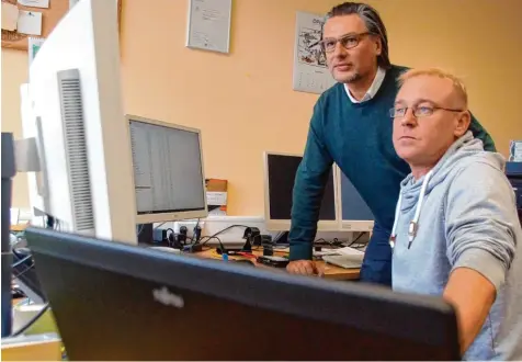  ?? Foto: Jakob Stadler ?? Ohne Rechner geht bei diesen Polizisten gar nichts. Bernd Fuhrmann (rechts) von der EDV Beweismitt­elsicherun­g zeigt dem Leiter des Kommissari­ats für Cyberkrimi­nalität, Stefan Hungbaur, Daten auf seinem Computer. Fuhrmanns Job ist es zum Beispiel,...