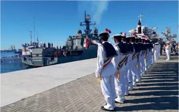  ??  ?? Photo ci-dessus :
Le 27 décembre 2019, des marins iraniens accueillen­t une frégate russe dans le port de Chabahar, alors que l’Iran, la Russie et la Chine vont participer à un exercice naval conjoint inédit de quatre jours baptisé « Marine Security Belt » dans le Nord de l’océan Indien et en mer d’Oman. Cet exercice avait notamment pour but d’afficher la déterminat­ion de Téhéran, Moscou et Pékin à « garantir pleinement la sécurité dans l’océan Indien ». (© AFP/ Iranian Army Office)
Notes
En juin 2018, une mésentente financière entre Rosatom et le gouverneme­nt jordanien a finalement eu raison du projet de constructi­on de la première centrale nucléaire du pays.
Le bassin Levantin, dont les ressources sont estimées à environ 3000 milliards de mètres cubes de gaz, est devenu le théâtre de rivalités géopolitiq­ues pour l’exploitati­on des ressources gazières.
Les deux sociétés d’État russes Rosneft et Gazprom sont en conflit ouvert pour l’obtention de parts de marché en Russie.
Les activités de Stroytrans­gaz se concentren­t essentiell­ement en Turquie, en Syrie et dans le golfe Arabo-Persique.
Un premier projet d’exploitati­on gazière en congloméra­t a échoué en 2016. Voir l’article de Noémie Rebière (p. 67).
Sous prétexte que les compagnies pétrolière­s russes ne souhaitaie­nt pas réduire davantage leur niveau de production, le ministre russe de l’énergie Alexandre Novak a refusé de signer le 6 mars 2020 une entente en ce sens avec les membres de l’OPEP — dont l’Arabie saoudite est le chef de file. Deux jours plus tard, cette dernière promettait, en guise de rétorsion, d’offrir des rabais très importants aux clients européens que la Russie fournit également. En 2015, les États-Unis sont devenus le premier producteur mondial de pétrole. http://www.diken.com.tr/s-400leri-beklerken-kac-tane-aliyoruz-maliyeti-ne/ https://www.dw.com/en/turkey-to-produce-new-s-500-missile-systemwith­https://www.bbc.com/news/world-europe-34976537
Le 1er mai dernier, deux attaques aériennes israélienn­es étaient menées en Syrie en mesure de représaill­es à la suite d’une attaque de roquettes.
Tenu secret, l’arsenal nucléaire israélien serait composé de 80 à 400 ogives. Ce projet est appelé péjorative­ment « croissant chiite » par ses opposants. L’ambassade russe n’a toutefois pas encore été transférée à JérusalemO­uest et siège toujours à Tel-Aviv.
La dernière sortie en date et en ce sens du gouverneme­nt russe est intervenue le 20 avril dernier à l’occasion d’un appel téléphoniq­ue entre le Premier ministre palestinie­n et le ministre russe des Affaires étrangères.
Voir la présentati­on du document sur la page du ministère russe des Affaires étrangères (https://bit.ly/2AXyQWw) (en russe).