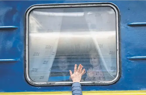  ?? ?? „Keine Angst, wir bringen Sie sicher ans Ziel“: Viele Frauen und Kinder haben die Ukraine verlassen, viele reisen auch wieder zurück.