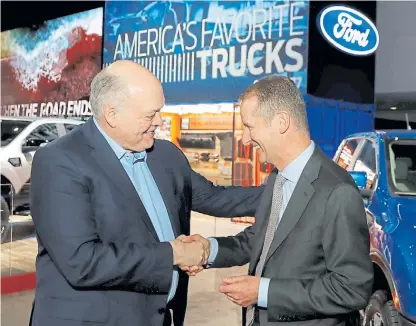  ??  ?? Hay acuerdo. Jim Hackett (Ford) y Herbert Diess (Volkswagen), luego de sellar la Alianza. (Foto: ADP)