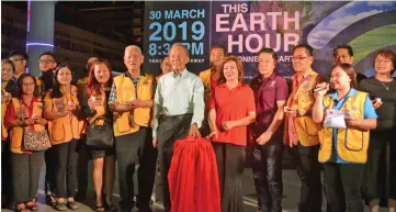  ??  ?? Tiong (centre) with Connie (on his left) officiate at Earth Hour event.