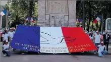  ??  ?? Un immense drapeau de la république porté par les enfants de sait Mathieu