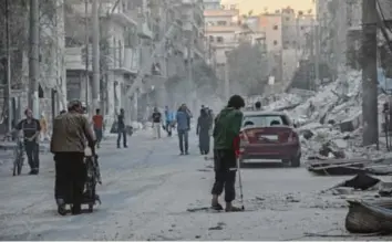  ?? Foto: imago ?? Die Menschen in der eingeschlo­ssenen Stadt Aleppo nutzen jede Unterbrech­ung des Bombardeme­nts, um aus ihren Kellern oder Wohnungen zu kommen.