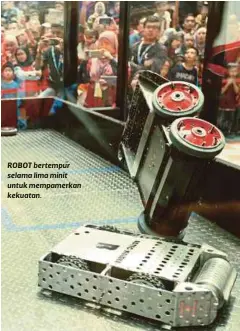  ??  ?? ROBOT bertempur selama lima minit untuk mempamerka­n kekuatan.