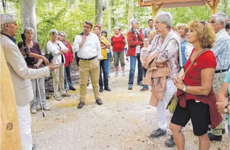  ?? FOTO: SABINE RÖSCH ?? Initiator erwin Zillenbill­er (links) überrascht Planerin Monika Geiselhart mit einer Halskette aus Bohnerzküg­elchen, die früher in Veringenst­adt gefördert und zu Eisen verabreite­t wurden.