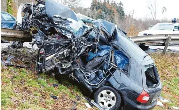  ?? Archivfoto: Erich Echter ?? Bei einem Unfall auf der Staatsstra­ße 2035 nahe dem Pöttmeser Ortsteil Gundelsdor­f starb im Januar 2016 ein 31 Jähriger. Ein entgegenko­mmender Autofahrer war nach einem Überholman­över frontal in seinen Wagen gekracht.