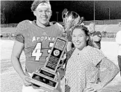  ?? COURTESY LAWRENCE MARTINEZ ?? Apopka long snapper Lawrence Martinez, huddling with his mother Flor Martinez, has committed to play for UCF.