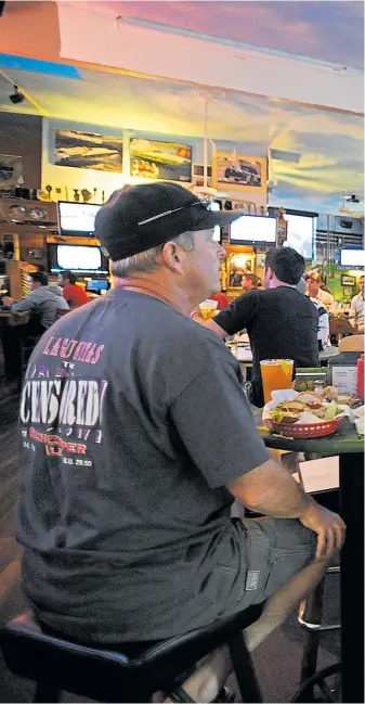  ?? JOSE CARLOS FAJARDO/STAFF ARCHIVES ?? In pre-pandemic times, sports fans caught up on old friendship­s, as well as the latest scores at Walnut Creek’s Stadium Pub.