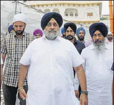  ?? SAMEER SEHGAL /HT ?? SAD president Sukhbir Singh Badal paying obeisance at the Golden Temple in Amritsar on Monday.