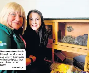  ?? 220618PET_02 ?? Presentati­onMandy Fairley from Morrisons and Emmy Pheely pose with prized pet Arthur and his two-story hutch