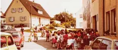  ??  ?? Dieses Foto wurde Anfang der 1970er-Jahre vor der Scheppache­r Schule (rechts) aufgenomme­n.