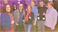  ?? FOTO: HEC ?? Vinophile Party: Teresa Rosario (v.l.) und Vitor Mendes (beide Weingut Quinta de Covela), Uschi Schmitz-Bücker, Christian Kamphausen, Joaquim Almeida (Quinta de Vale de Pios) und Corinna Faravel (Domaine Martinelle).