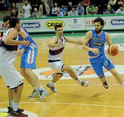  ??  ?? Playoff Stasera al PalaDozza ultima chance per Fantinelli e compagni