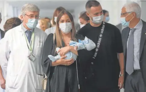  ?? // INÉS BAUCELLS ?? Los padres con Jesús, su pequeño milagro, tras presentarl­o a los medios de comunicaci­ón