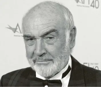  ?? Fotos: dpa ?? Mit Charme, Eleganz, Lässigkeit und Kraft prägte Sean Connery Filme, egal ob als Charakter – oder als Actiondars­teller. Mit 90 Jahren ist er nun gestorben.
