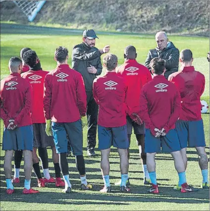  ?? FOTO: P. PUNTÍ ?? Pablo Machín, aleccionad­o a sus jugadores durante un entrenamie­nto. El Girona puede acabar la jornada entre los seis primeros