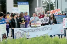  ??  ?? Jonathan Paik, del Korean Resource Center, habla ante activistas defensores de la Dream Act, durante un acto el miércoles en Irvine, California.