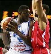  ?? (Photos archives Sébastien Botella et Patrice Lapoirie) ?? Chris Otule, ballon en main, de retour à Antibes.