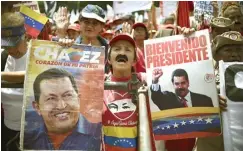  ?? YURI CORTEZ / AFP ?? PROPEMERIN­TAH: Para pendukung Presiden Nicolas Maduro berunjuk rasa menolak kebijakan ekonomi AS yang membuat Venezuela kian terpuruk.