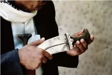  ??  ?? 也门弯刀同样具有弯曲­的刀身和中央的刀脊，在也门和沙特阿拉伯的­纳季兰省广泛流行
