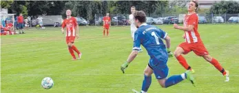  ?? FOTO: HANS HERMANN ?? Fabian Federle (rechts) traf beim 2:0 gegen Schonach doppelt für den SV Geisingen. Auch in Neustadt ruhen Hoffnungen auf dem Offensiv-Eigengewäc­hs.