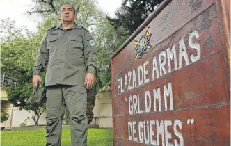  ??  ?? EL NUEVO jefe de Gendarmerí­a es salteño y tiene 56 años