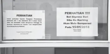  ??  ?? Notices put up at a ticket counter at Sibu Express Boat terminal inform the public on the temporary suspension of boat service for Sibu-Kuching sector; the operation will only commence on Jan 15.