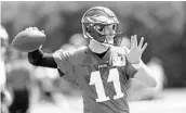  ?? MATT SLOCUM/ASSOCIATED PRESS ?? Carson Wentz’s friendship with Nick Foles has negated the awkwardnes­s that often afflicts star QB tandems.