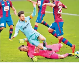  ??  ?? MOVILIDAD. Lionel Messi no anotó ayer, pero sí le dio varios problemas a la zaga del Éibar.