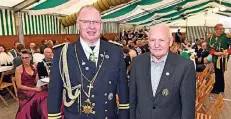  ??  ?? Mike Lüpertz (v.l.) wurde mit dem St.-Sebastianu­s-Ehrenkreuz ausgezeich­net, Richard Kempken für 50 Jahre Mitgliedsc­haft in der Bruderscha­ft geehrt.