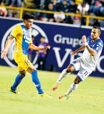  ??  ?? El potosino Diego Pineda se entregó pero no tuvo balones a modo.