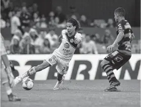  ?? Rocío Vázquez / AFP/Getty Images ?? Diego Lainez (izq.) controla la pelota frente a Luis Fuentes durante el triunfo del América frente a Tijuana el 20 de octubre en el estadio Azteca.